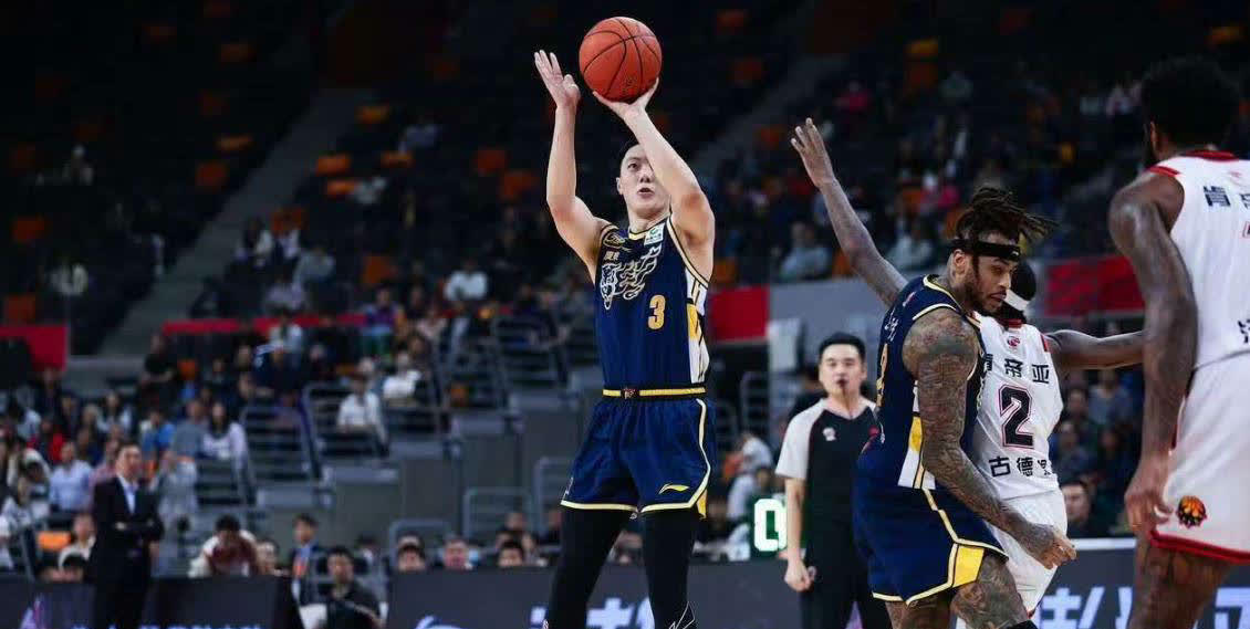 九游APP-关于球员表现抢眼，赛场风采令人赞叹的信息