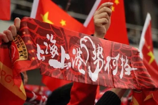 九游中国-关于现场球迷狂热助威势不可挡，团结力量令人震撼的信息