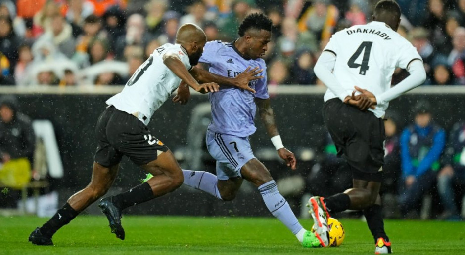 九游游戏-瓦伦西亚客场逆转毕尔巴鄂，继续保持不败